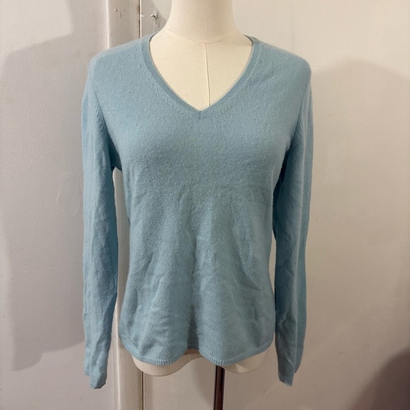 Charter Club Blue 100% 2 Ply Cashmere V-Neck Sweater Sz S Classic Preppy - Picture 1 of 16